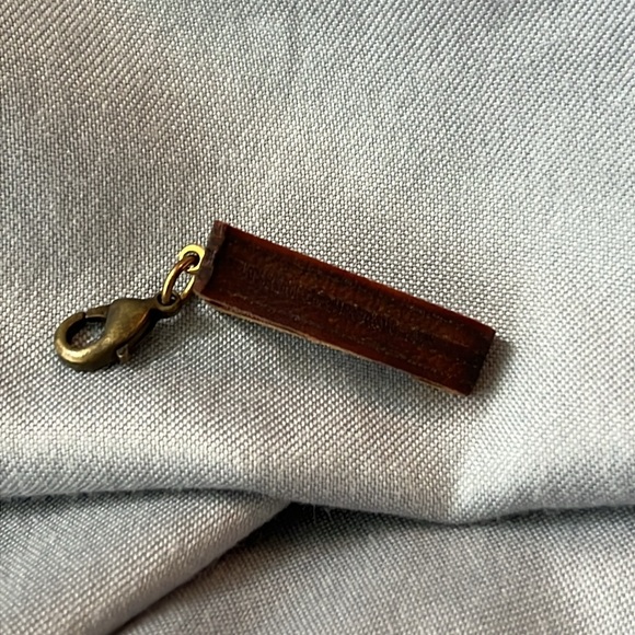 NWOT Anthropologie wood Letter y charm with clasp to our on any necklace.1”x1/4” - Picture 3 of 4